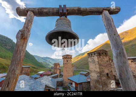 Chiesa campana nel villaggio di Ushguli, Montagne del Caucaso, Georgia Foto Stock