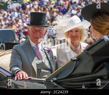 Ascot, Berkshire, Regno Unito. 20 Giugno 2017. Il principe Carlo e la duchessa Camilla di Cornovaglia arrivano in una carrozza trainata da cavalli nella processione reale il giorno uno dell'Ascot reale. Credit: Mc Lean/Alamy Foto Stock