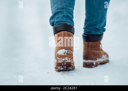 Brown uomini stivali inverno. Uomini stivali inverno passeggiate nella neve Foto Stock