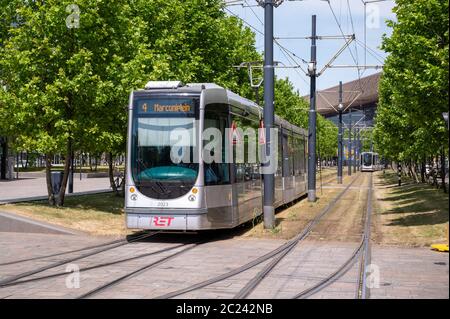 Tram su Kruisplein, nel centro di Rotterdam, Paesi Bassi. Persone visibili. Foto Stock