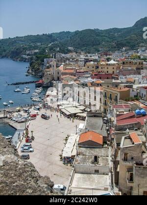 Lipari situato in corrispondenza di un'isola di nome Lipari, la più grande delle isole Eolie nel mar Tirreno vicino la Sicilia in Italia Foto Stock