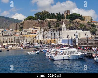 Lipari situato in corrispondenza di un'isola di nome Lipari, la più grande delle isole Eolie nel mar Tirreno vicino la Sicilia in Italia Foto Stock