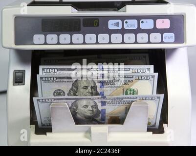 La macchina elettronica del contatore di denaro conta sta contando il cento-dollaro americano (dollari USA) ba Foto Stock