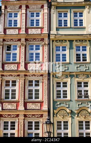 Dettaglio di una casa colorati visto facciata sulla piazza principale a Wroclaw in Polonia Foto Stock