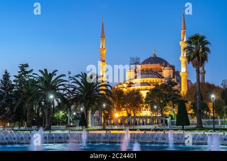 Vista notturna della Moschea Blu nella città di Istanbul, Turchia Foto Stock