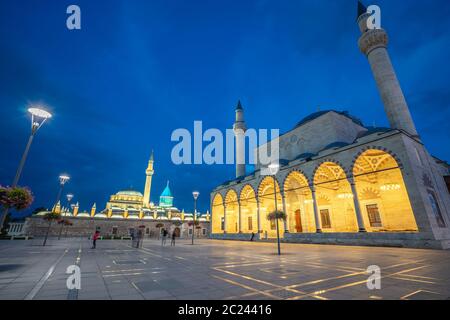 Vista notturna della Moschea di Selimiye e del Museo Mevlana a Konya, Turchia Foto Stock