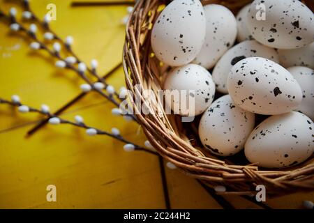 Tutta le uova di gallina in marrone cesto in vimini. Il concetto di vacanze di Pasqua Foto Stock