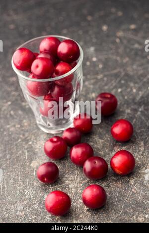 Il red cherry prugne frutta in vetro. Foto Stock