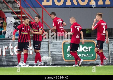 16 giugno 2020, Baden-Wuerttemberg, Freiburg im Breisgau: Calcio: Bundesliga, SC Freiburg - Hertha BSC, 32ma giornata di incontri allo stadio della Foresta Nera. Vincenzo Grifo di Friburgo (l) si acclama dopo il suo obiettivo per il 1:0 con i Friburgo, (l-r) Christian Günter, Roland Sallai, Jonathan Schmid e Philipp Lienhart. Foto: Tom Weller/dpa pool/dpa - NOTA IMPORTANTE: In conformità con le norme del DFL Deutsche Fußball Liga e del DFB Deutscher Fußball-Bund, è vietato sfruttare o aver sfruttato nello stadio e/o nel gioco le fotografie scattate sotto forma di immagini di sequenza e/o di immagini Foto Stock