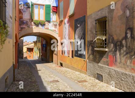 Opere stabili dipinte sulle pareti delle case nel borgo medievale di Dozza, vicino a Bologna, in Emilia Romagna. Foto Stock