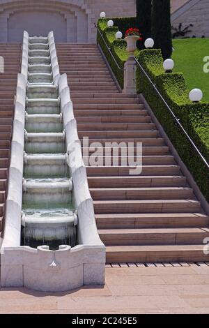 Ampia scalinata e fontana decorativa all'interno del vecchio giardino Foto Stock