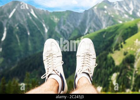 L'uomo battenti in montagna attraverso il cielo Foto Stock