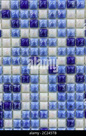 Moderno sfondo di tessere mosaico in vetro. Combinazione di colori per la decorazione. Piastrelle di tessitura superficie del bagno o del pavimento della cucina a Foto Stock