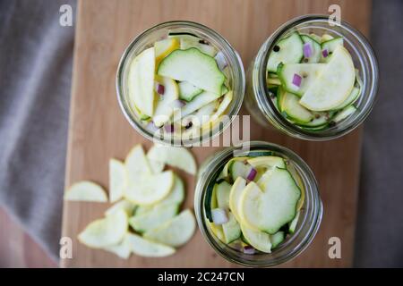 Fresche le fette di zucchine e zucca gialla in barattoli per decapaggio. Foto Stock