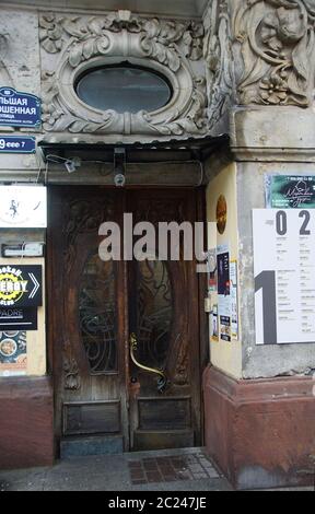 Interno della scala principale nella casa di Sleptsov in via Bolshaya Konyushennaya a San Pietroburgo Foto Stock