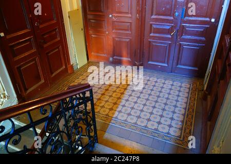Decorazioni in frammenti sulla scala principale dell'edificio in stile Art Nouveau sulla 7° via Krasnoarmeiskaya