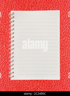 Carta bianca con sfondo in pelle rosso Foto Stock