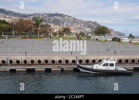 una barca appartenente all'autorità marittima portoghese ormeggiata nel porto di funchal vicino al parco pubblico Foto Stock