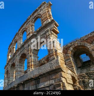 L'Arena di Verona è un anfiteatro romano situato nel centro storico di Verona. In estate ospita il famoso festival di opera e molti international Foto Stock