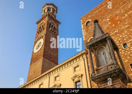 La Torre dei Lamberti è una torre medioevale di Verona (Italia), alta 84 metri, che sale da Piazza Erbe, l'antico Foro Romano, nella storica c Foto Stock