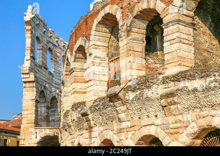 L'Arena di Verona è un anfiteatro romano situato nel centro storico di Verona. In estate ospita il famoso festival di opera e molti international Foto Stock