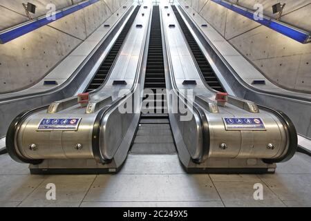 Tre scale mobili convogliatore in metropolitana Stazione ferroviaria metropolitana Foto Stock