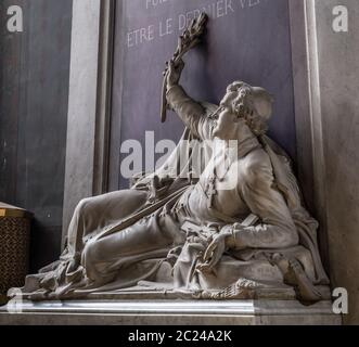 Parigi, Francia, 27 marzo 2017: Statua di Denys Affre all'interno di Notre Dame. Arcivescovo, ucciso nel 1848. Con iscrizione, Puisse mon sa Foto Stock