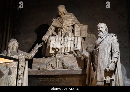 Parigi, Francia, 27 marzo 2017: Statua di Jean-Baptiste de Belloy all'interno di Notre Dame. Arcivescovo, morto il 10 giugno 1808. Era un Ararbi Foto Stock