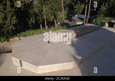 Memoriale per i 69 marinai che scesero con il sottomarino Dakar nel 1968 e i cui corpi non furono mai recuperati sotto forma di un sottomarino eretto nel 1970 dallo scultore David Anatol Brotzkos al cimitero militare nazionale del Monte Herzl Gerusalemme Ovest Israele. Foto Stock