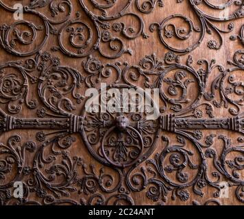 Dettaglio porta della Cattedrale di Notre Dame de Paris, Parigi, Francia. Vecchia porta in legno con un primo piano in stile metallico. La cattedrale no Foto Stock