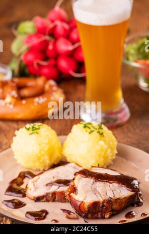 Bavarian arrosto di maiale con gnocchetti di patate Foto Stock