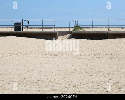 cielo di spiaggia e ringhiere a crosby in merseyside Foto Stock