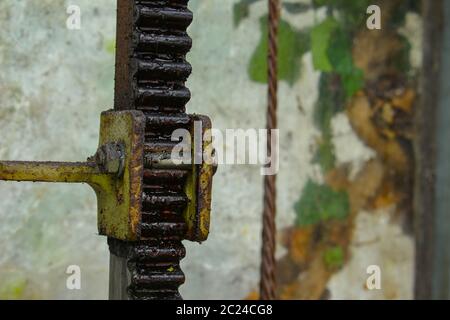 Primo piano di una vecchia cremagliera a denti dritti arrugginita ricoperta di grasso Foto Stock