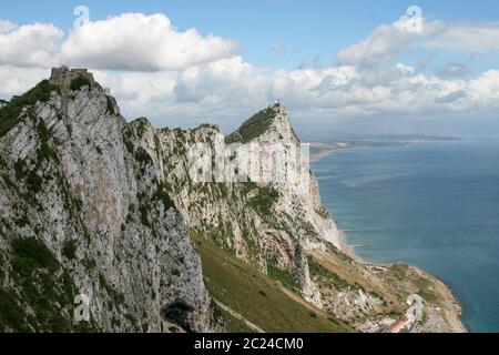 Vista della ripida parete rocciosa con abisso su Gibilterra Foto Stock