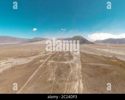 Vista cinematografica del drone aereo del bellissimo vulcano del Monte bromo con deserto a Giava Est, Indonesia Foto Stock