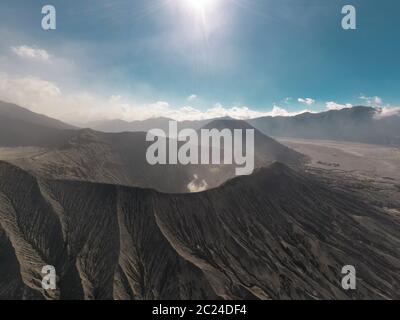 Vista del drone aereo con ripresa cinematografica sul bordo del cratere del Monte bromo a Giava Est, Indonesia Foto Stock