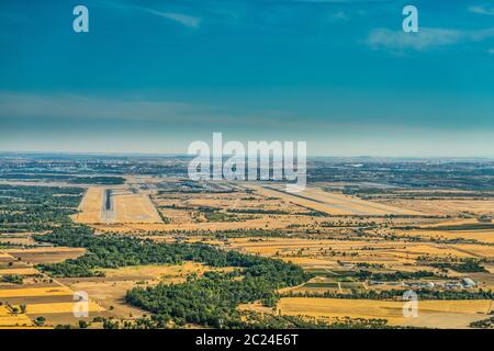 Paesaggio intorno all'aeroporto internazionale Barajas di Madrid, Spagna, vista dei piloti durante l'avvicinamento alla pista 18 sinistra, LEMD, MAD - vista aerea Foto Stock