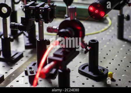 Ottica Quantistica lab installazioni con laser, iridi, appertures - laser riflettere sulla tavola ottica onu laboratorio quantum Foto Stock