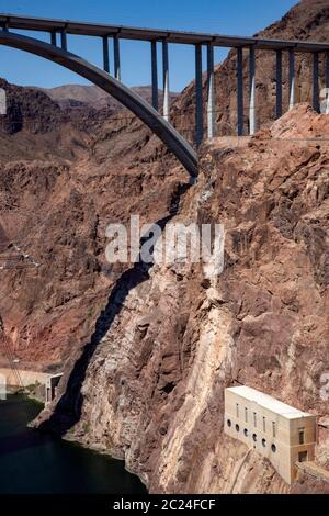 Ponte sul fiume Colorado con ripide colline nel Canyon Foto Stock