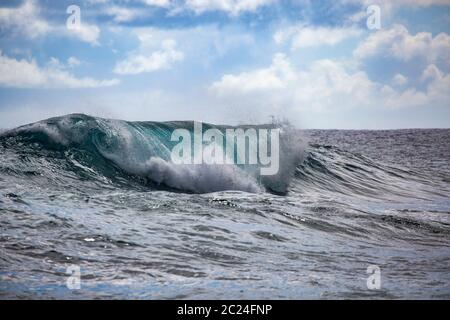 L'onda si rompe con i colori turchesi dell'acqua come un primo piano sulle Hawaii Foto Stock