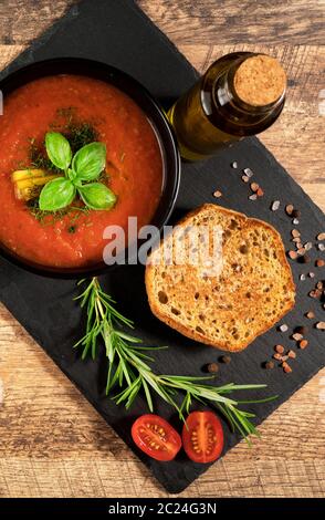 Zuppa tradizionale fredda di gazpacho di pomodoro spagnolo. Foto Stock