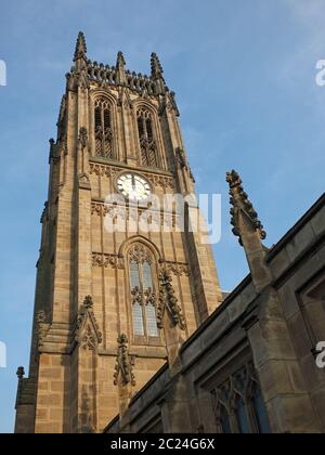 vista della torre della storica cattedrale di san pietro a leeds, già chiesa parrocchiale completata nel 1841 Foto Stock