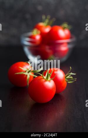 I pomodori rossi sulla tavola nera. Foto Stock