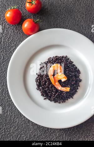 Porzione di nero di riso integrali con gamberi Foto Stock