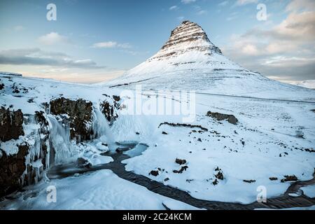 Montagna Kirkjufell e cascata al tramonto nella penisola di Snaefellsnes, Islanda Foto Stock