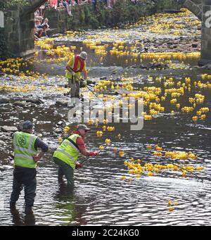 persone e volontari alla corsa annuale di anatre di beneficenza del lunedì di pasqua nel ponte di hebden Foto Stock