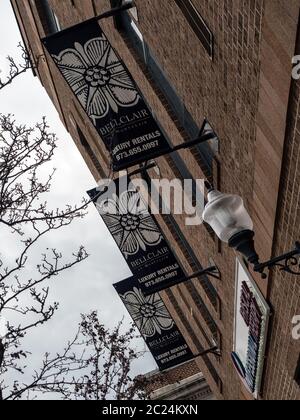 MONTCLAIR, NEW JERSEY, USA - 22 NOVEMBRE 2019: Cartelli all'esterno dell'edificio di appartamenti Bellclair in Bell Street Foto Stock