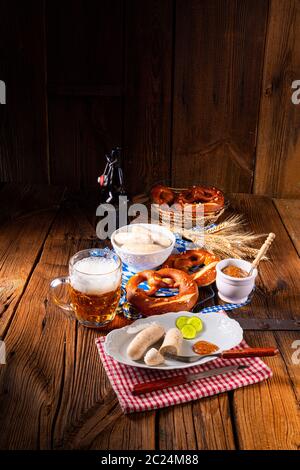 Weisswurst pretzel e birra per Oktoberfest Foto Stock