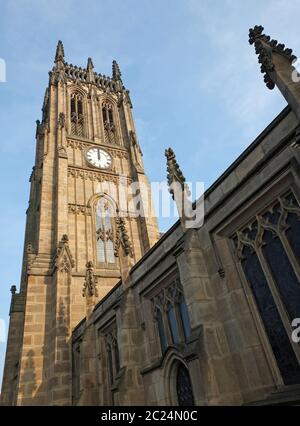 vista della torre e dell'edificio principale della storica cattedrale di san pietro a leeds, ex chiesa parrocchiale completata nel 1841 Foto Stock