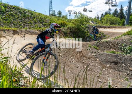 Bikepark Winterberg, sulla montagna Kappe, 11 piste per mountain bike, in tutti i livelli di difficoltà, Sauerland, NRW, Germania Foto Stock